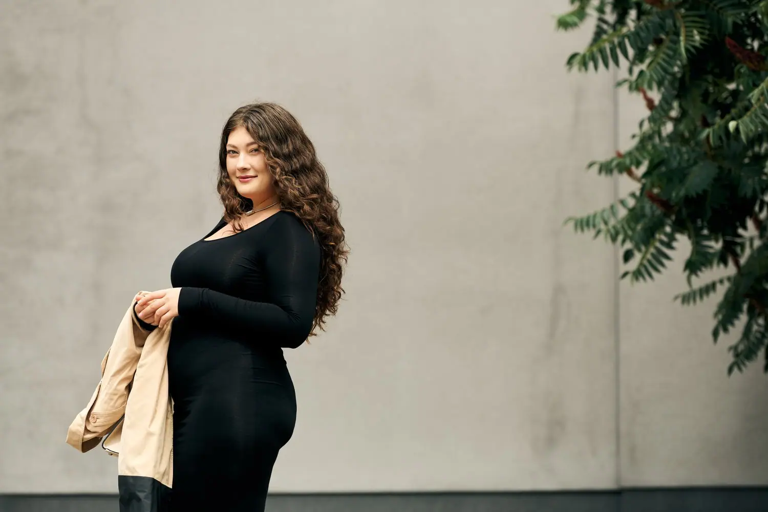 Moda plus size: Stylizacje podkreślające atuty figury