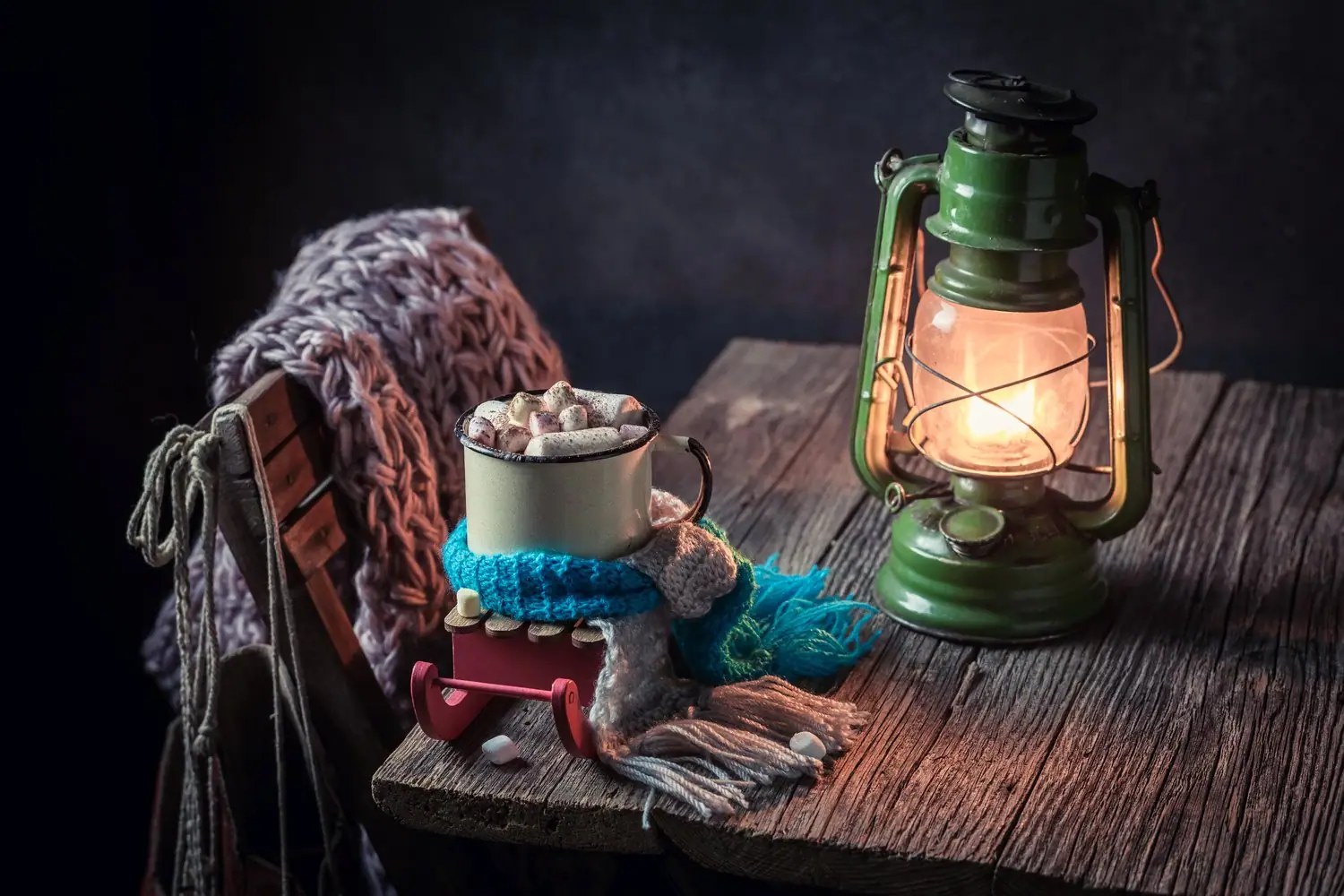 Oświetlenie nastrojowe: Lampy i świece w aranżacji wnętrz