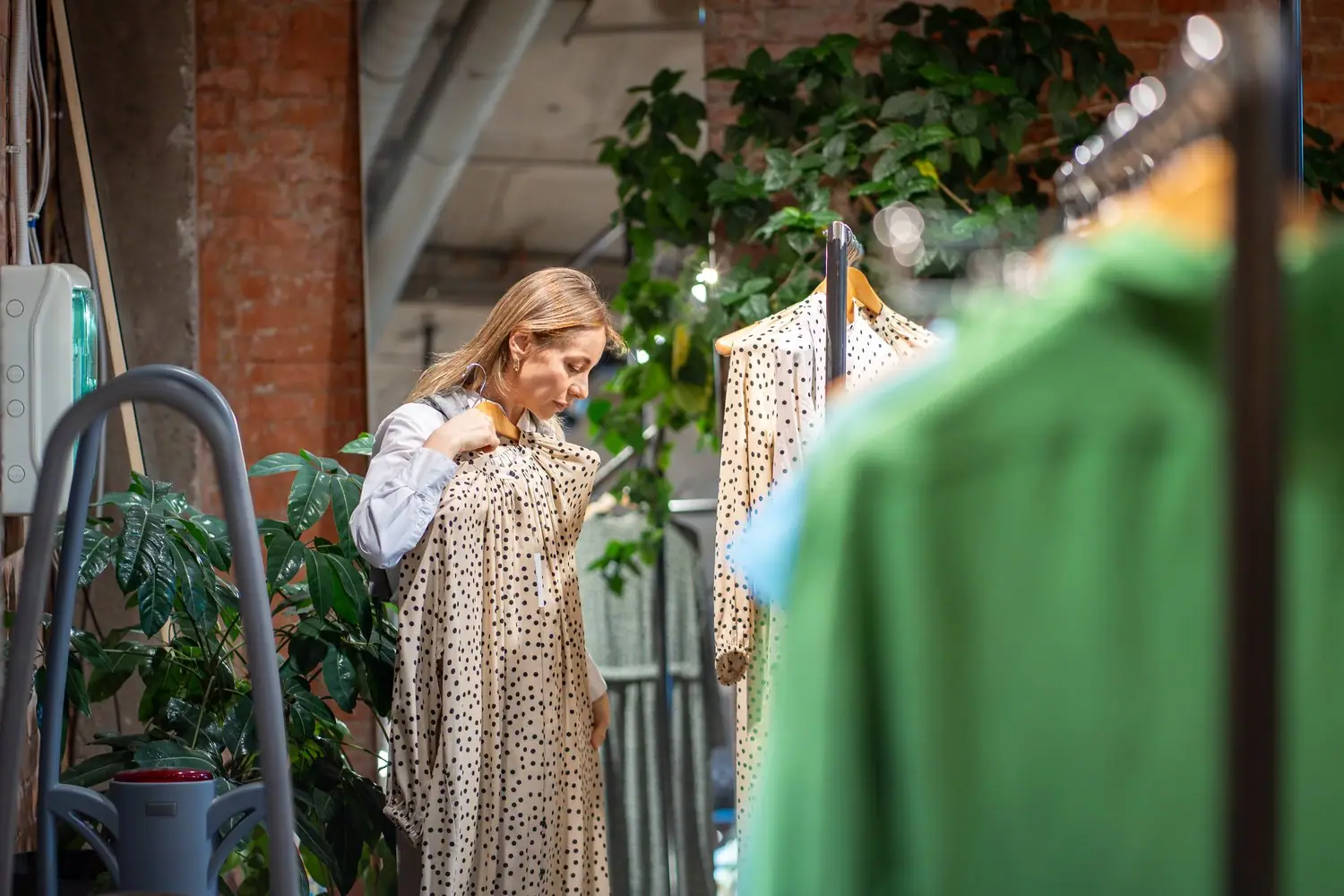 Moda sustainable: Jak kupować odpowiedzialnie i świadomie