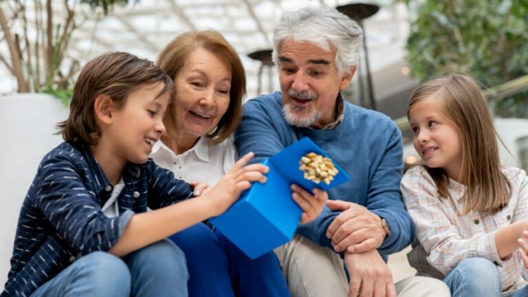 Wnuczkowie dają prezent dla dziadków